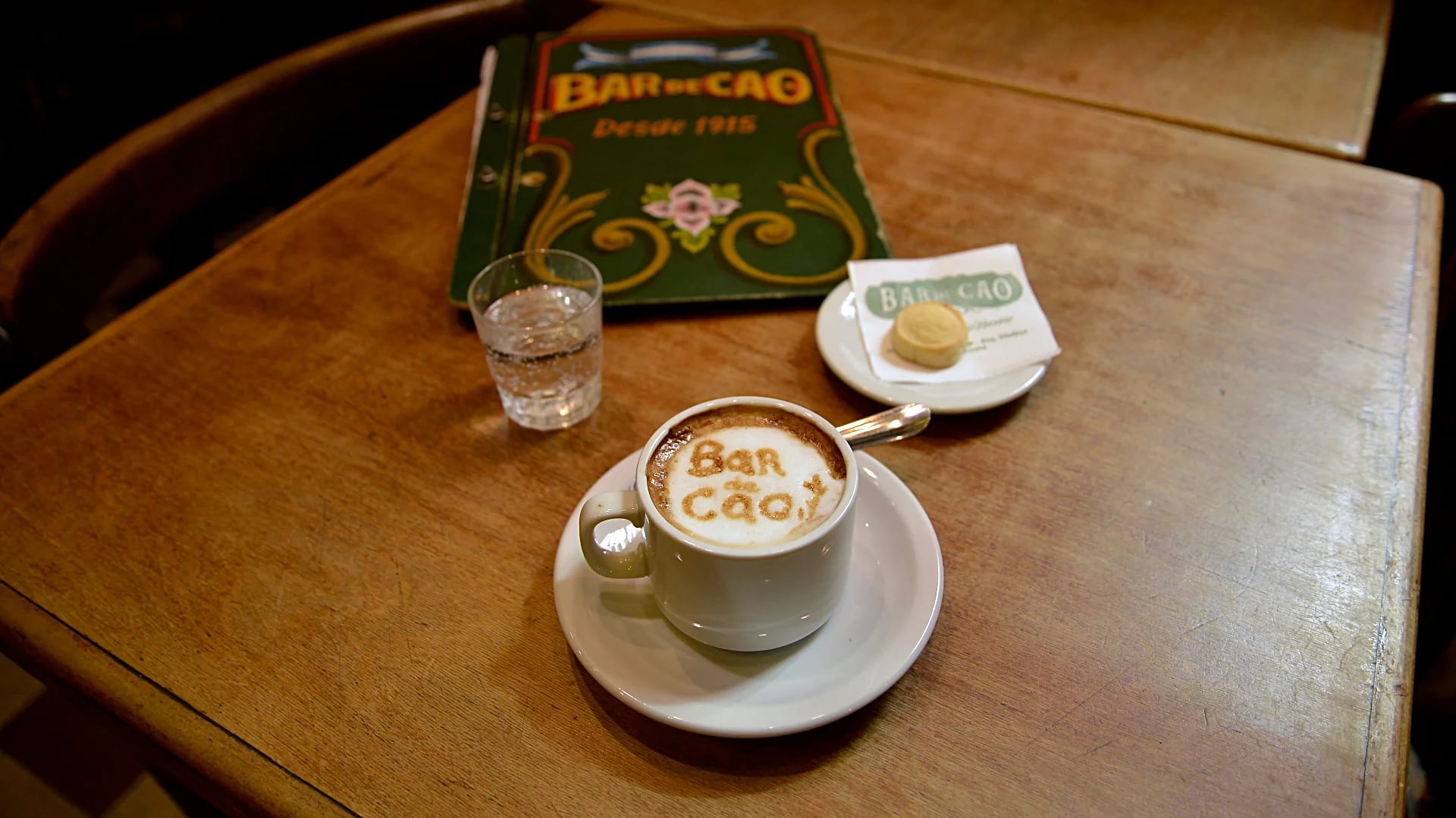Para Infobae, realizaron un latte art con el logotipo del bar "Bar de Cao"  sobre el café 