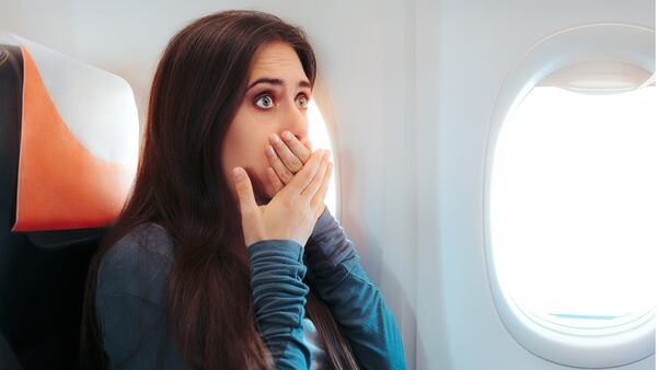 Los pasajeros que actúen así podrían enfrentar consecuencias una vez que el vuelo aterrice, desde multas hasta la prohibición de volver a volar en la misma aerolínea (Getty Images)