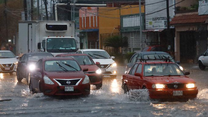 Intense rain in Nuevo León collapses roads (Jorge López)