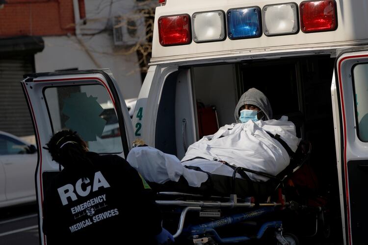 Un paciente es acarreado en una ambulancia afuera del Brooklyn Hospital Center de Nueva York (REUTERS/Andrew Kelly)