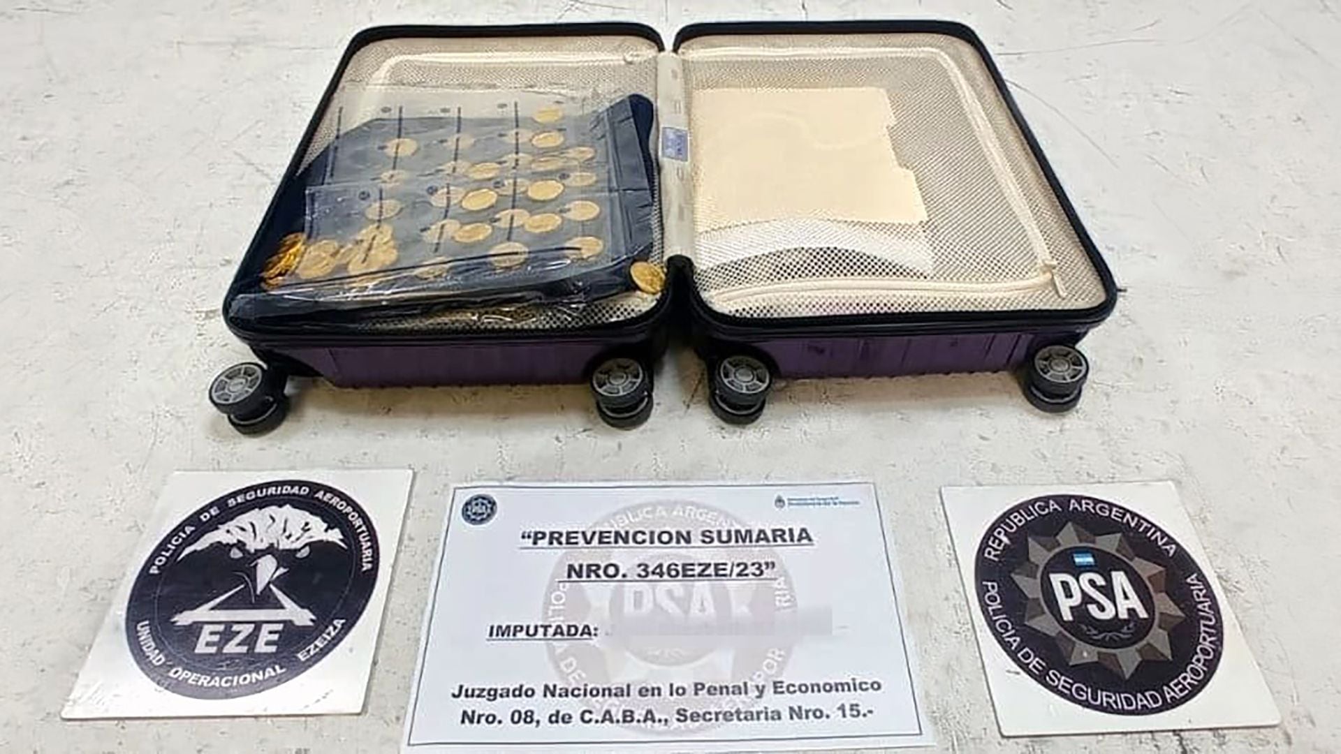 El equipaje de mano donde guardaba las monedas (PSA/Policía de Seguridad Aeroportuaria )