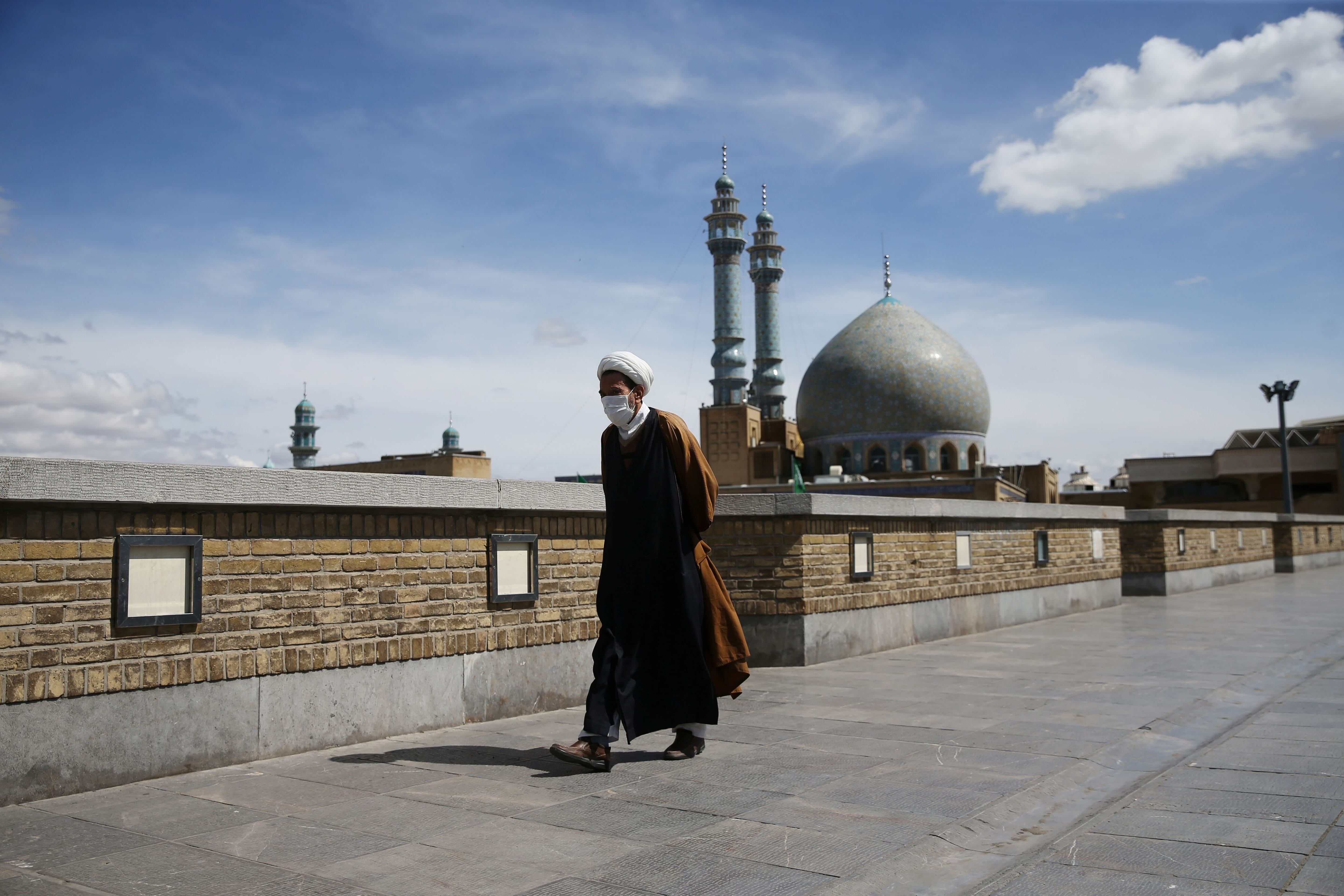 Un clérigo con mascarilla protectora camina por la calle en Qom, Irán 24 de marzo de 2020. Fotografía tomada el 24 de marzo de 2020. WANA (Agencia de Noticias de Asia Occidental) vía REUTERS/Archivo
