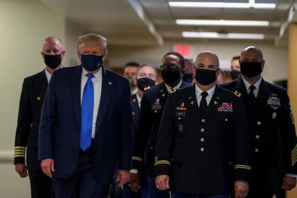 El presidente Donald Trump usando una máscara facial mientras visita el Centro Médico Militar Walter Reed en Bethesda, Maryland. REUTERS/Tasos Katopodis/File Photo