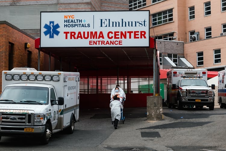 Elmhurst Hospital Center, un centro médico público, fue uno de los primeros y más afectados hospitales de Nueva York. (Ryan Christopher Jones / The New York Times)