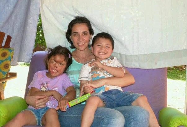 Fabiana y sus hijos, en Misiones, cuando se conocieron. Es la foto que subieron en la petición de Change.org