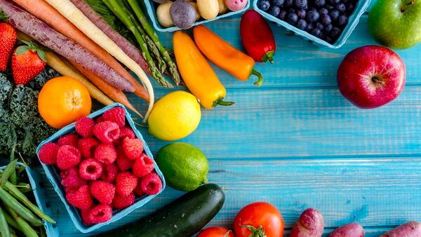 Las frutas y las verduras son los alimentos que más agua aportan (iStock)