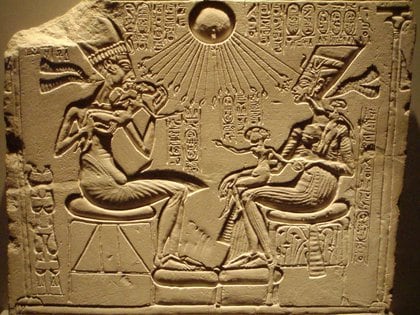 Akenaton, Nefertiti y sus tres hijas Foto: (Photo by Universal History Archive/UIG/Shutterstock)