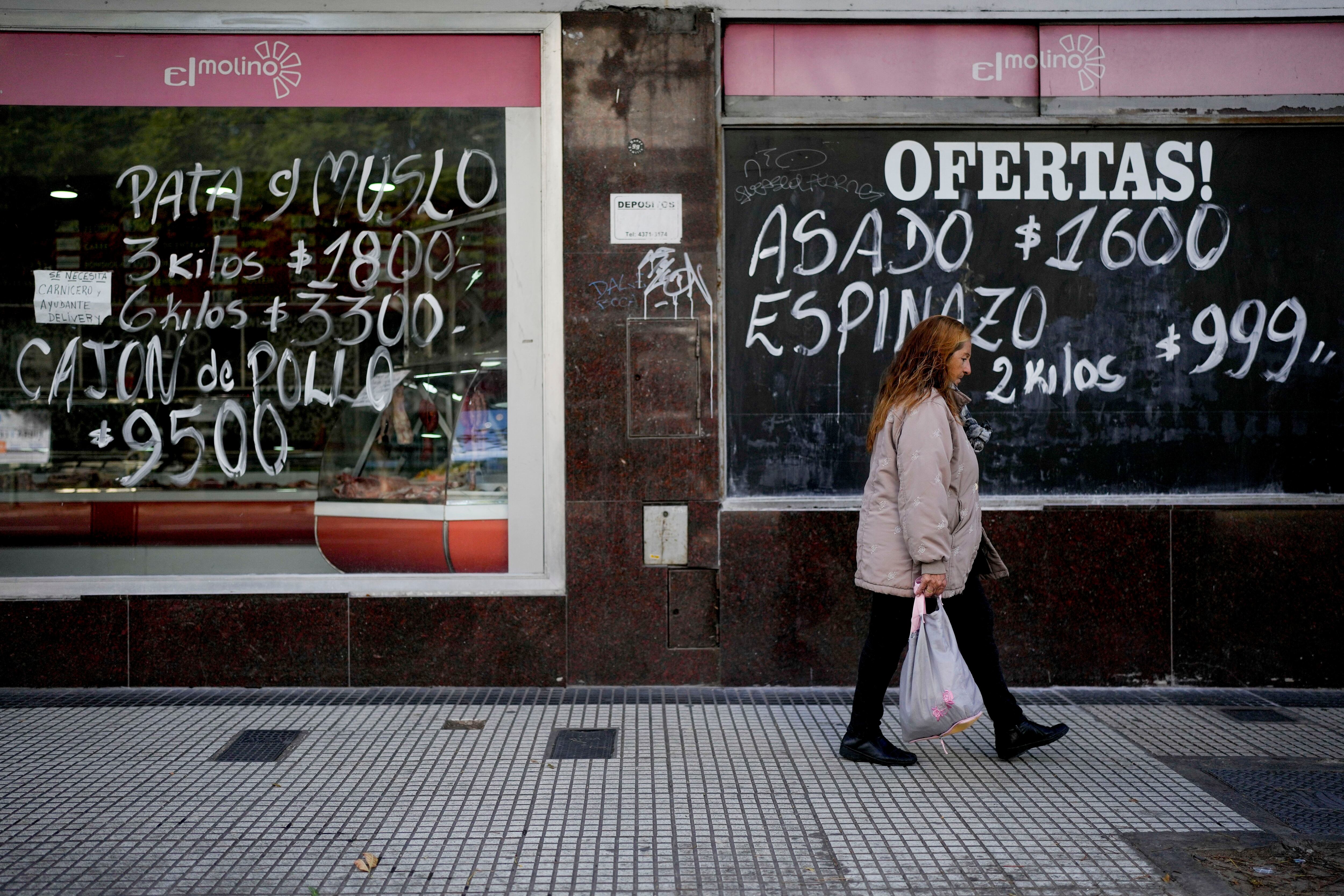 Pese a un cambio en la metodología del índice, la muy alta inflación argentina volvió a colocar a la Argentina en el sexto puesto del ranking
(Foto AP/Natacha Pisarenko)