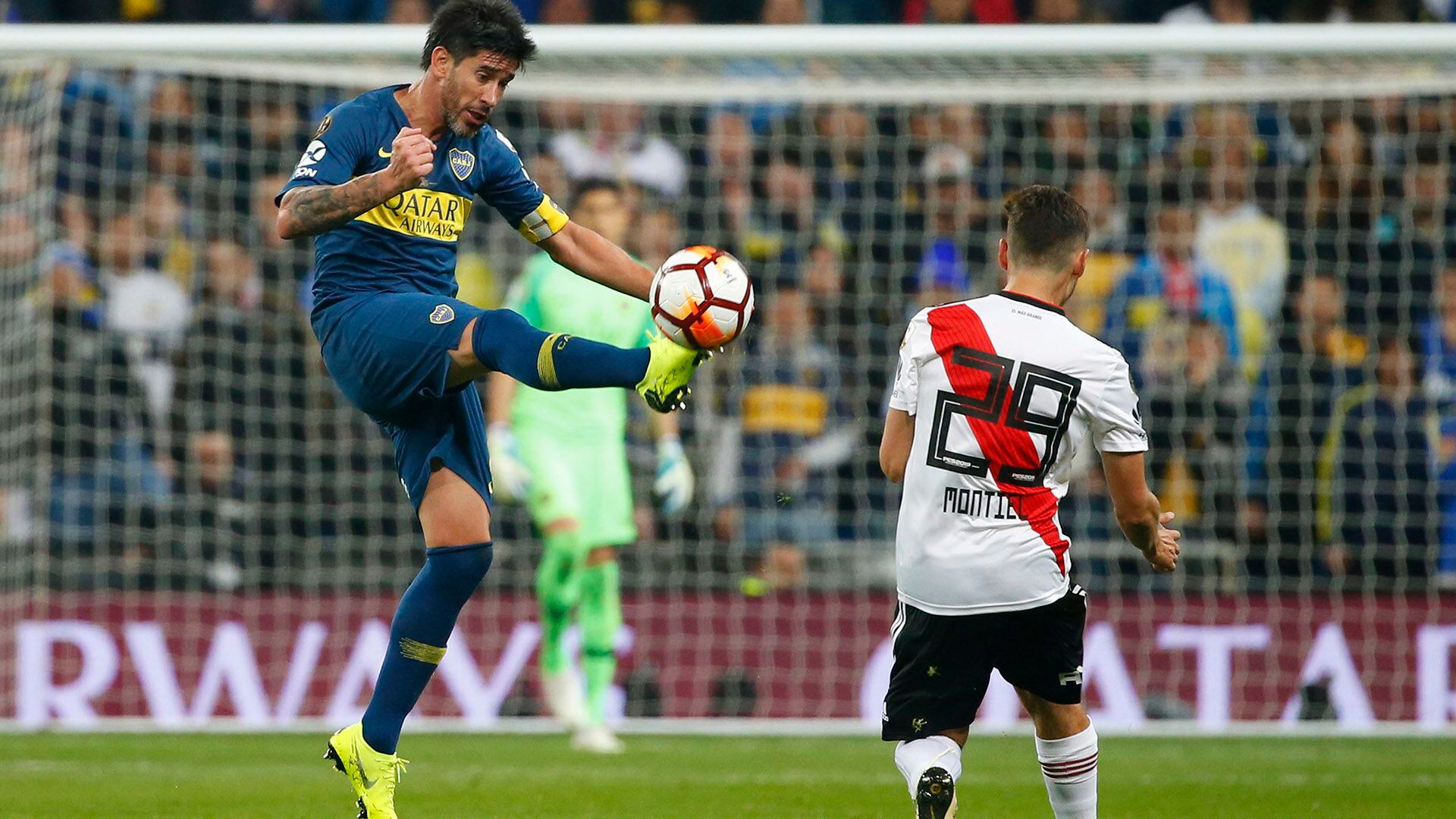 Pablo Pérez lucha por la pelota contra Montiel en la final de la Libertadores 2018 en Madrid (Foto AP/Andrea Comas)