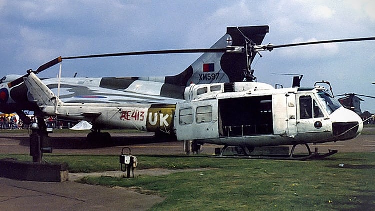 UH-1H AE-413 capturado y exhibido en Finningley