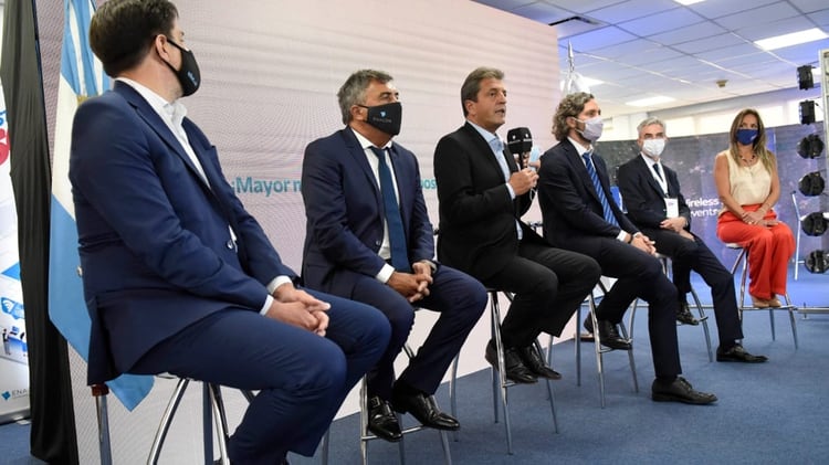 Claudio Ambrosini, Nicolás Trotta, Sergio Massa, Santiago Cafiero, Mario Meoni y Malena Galmarini en el evento de apertura de las pruebas de 5G