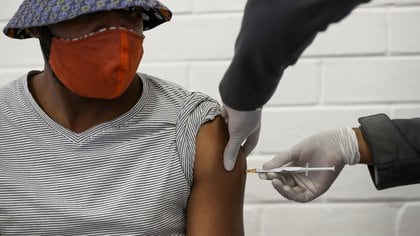 Un voluntario recibe una inyección de un trabajador médico durante el primer ensayo clínico en humanos del país para una posible vacuna contra el nuevo coronavirus, en el Hospital Baragwanath en Soweto, Sudáfrica (Reuters)