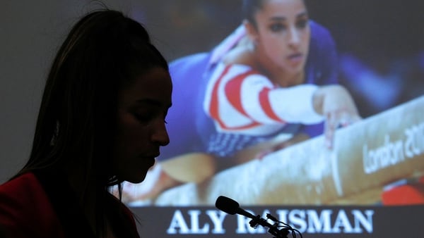 Mientras Aly Raisman leía su declaración, de fondo estaban sus imágenes como campeona olímpica (Reuters)