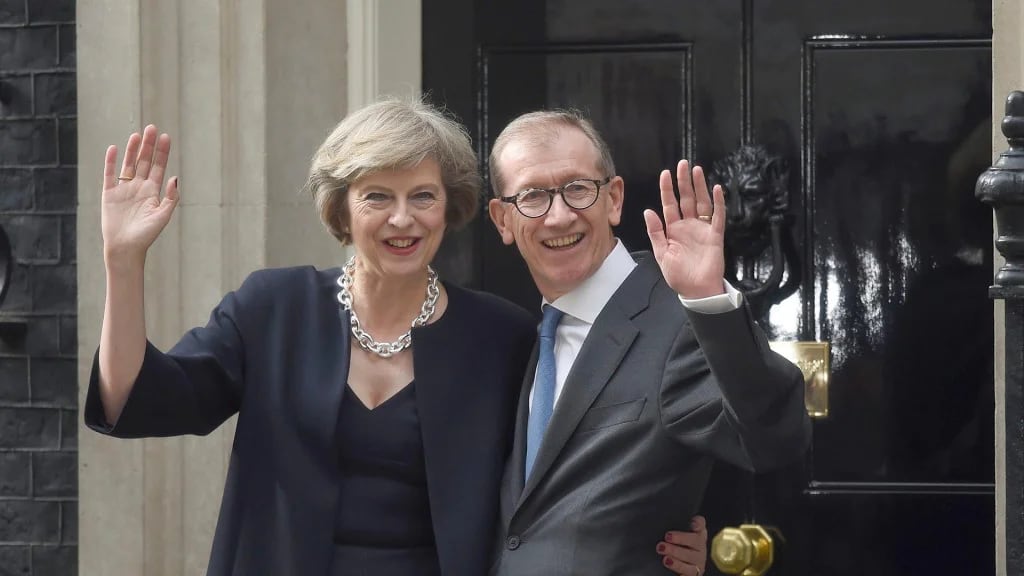 Theresa May, la nueva premier del Reino Unido, junto a su esposo, Philip John May, en Downing Street (Reuters)