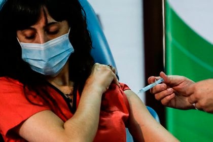 Mientras avanza la segunda ola de coronavirus, el gobierno nacional sigue adelante con el plan de vacunación  (EFE/Juan Ignacio Roncoroni/Archivo)
