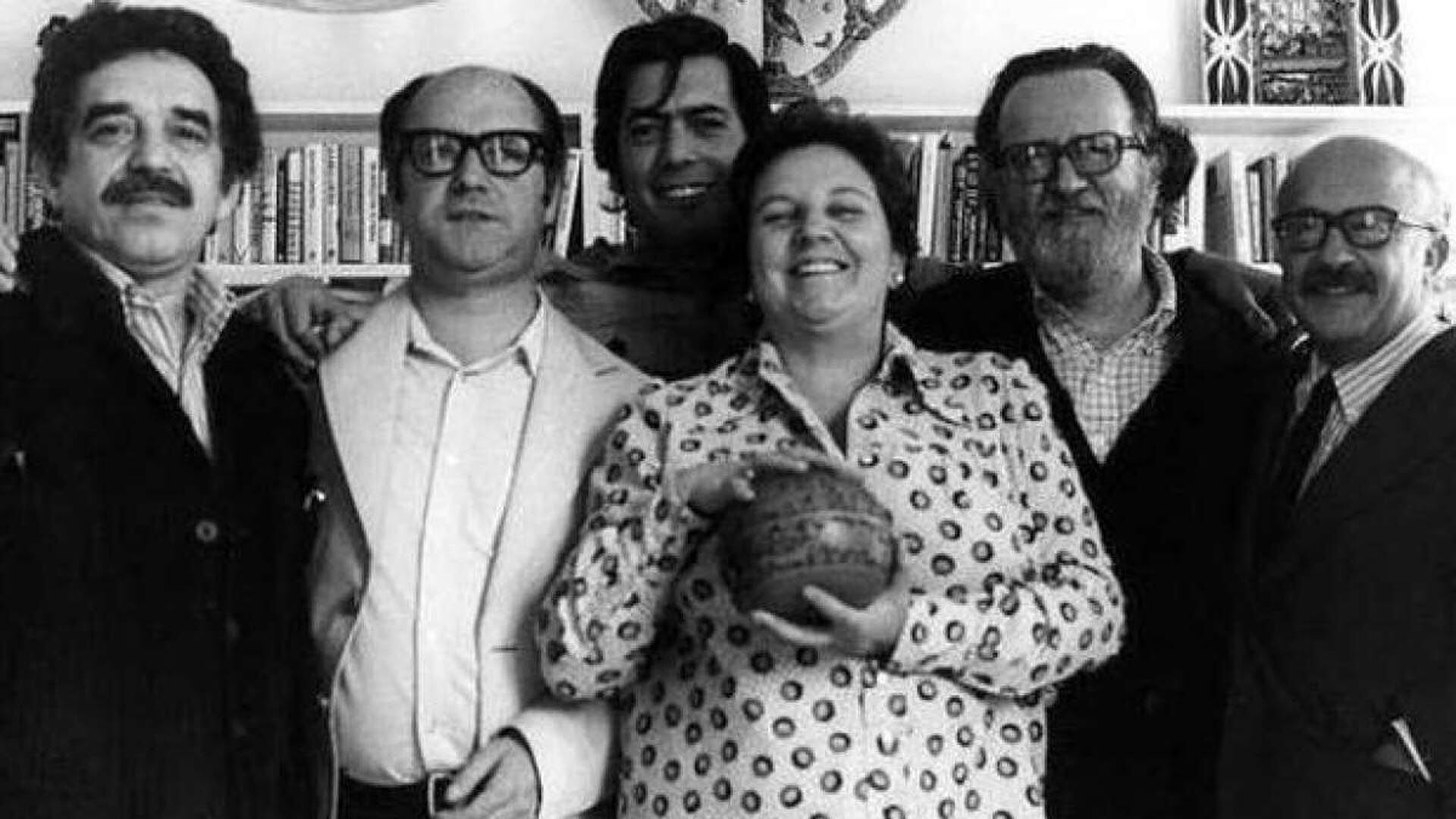 La agente literaria Carmen Balcells posa sonriente con García Márquez, Jorge Edwards, Vargas Llosa, José Donoso y el guionista español Ricardo Muñoz Suay (Archivo)
