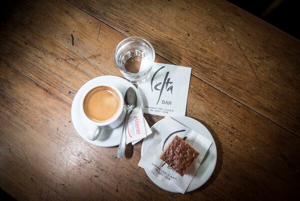 Pocillo, cuadradito dulce y agua, así sirven el café en Celta Bar