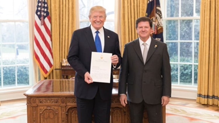 El presidente de Estados Unidos, Donald Trump, junto al embajador argentino en EE.UU., Fernando Oris de Roa