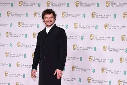 El actor chileno Pedro Pascal posa en la alfombra roja de los BAFTAS 2120 en Londres 