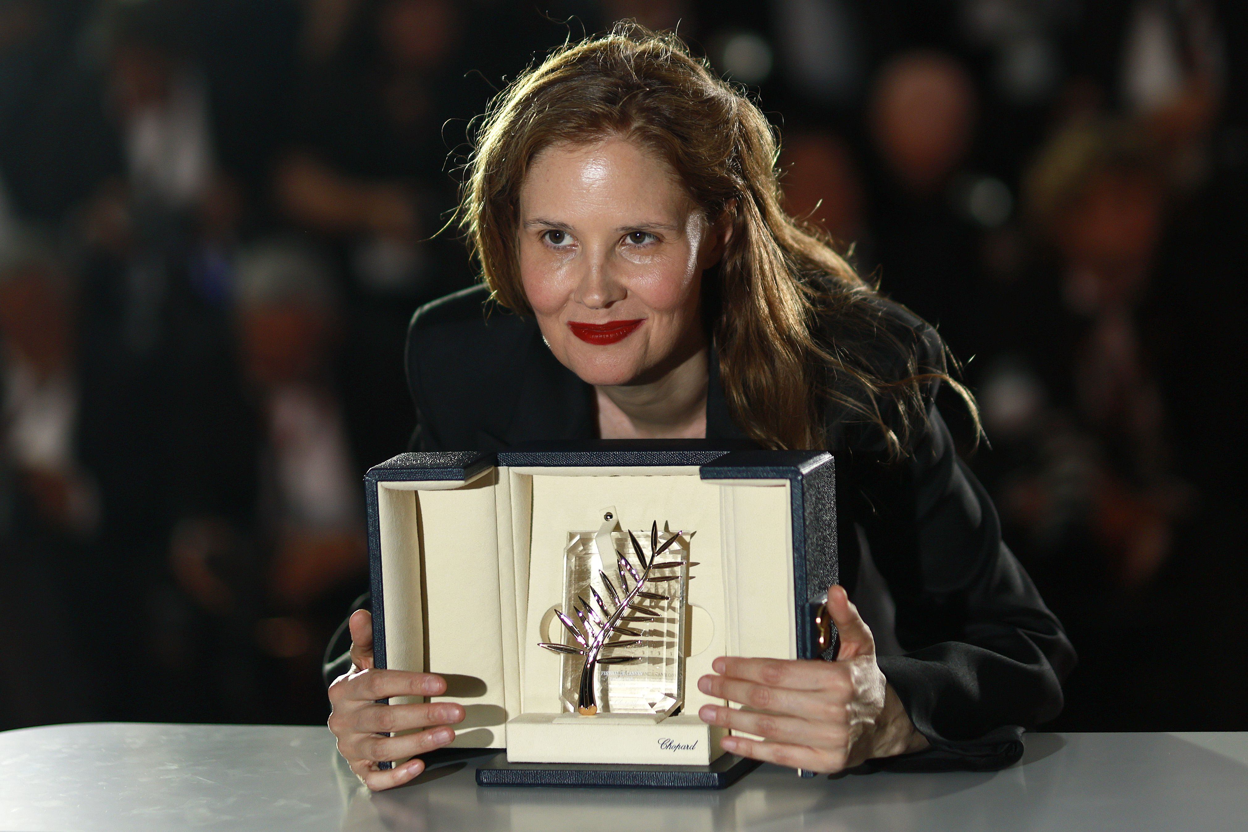 La directora de 'Anatomía de una caída', Justine Triet, posa con la Palma de Oro en el festival de Cannes. EFE/EPA/GUILLAUME HORCAJUELO
