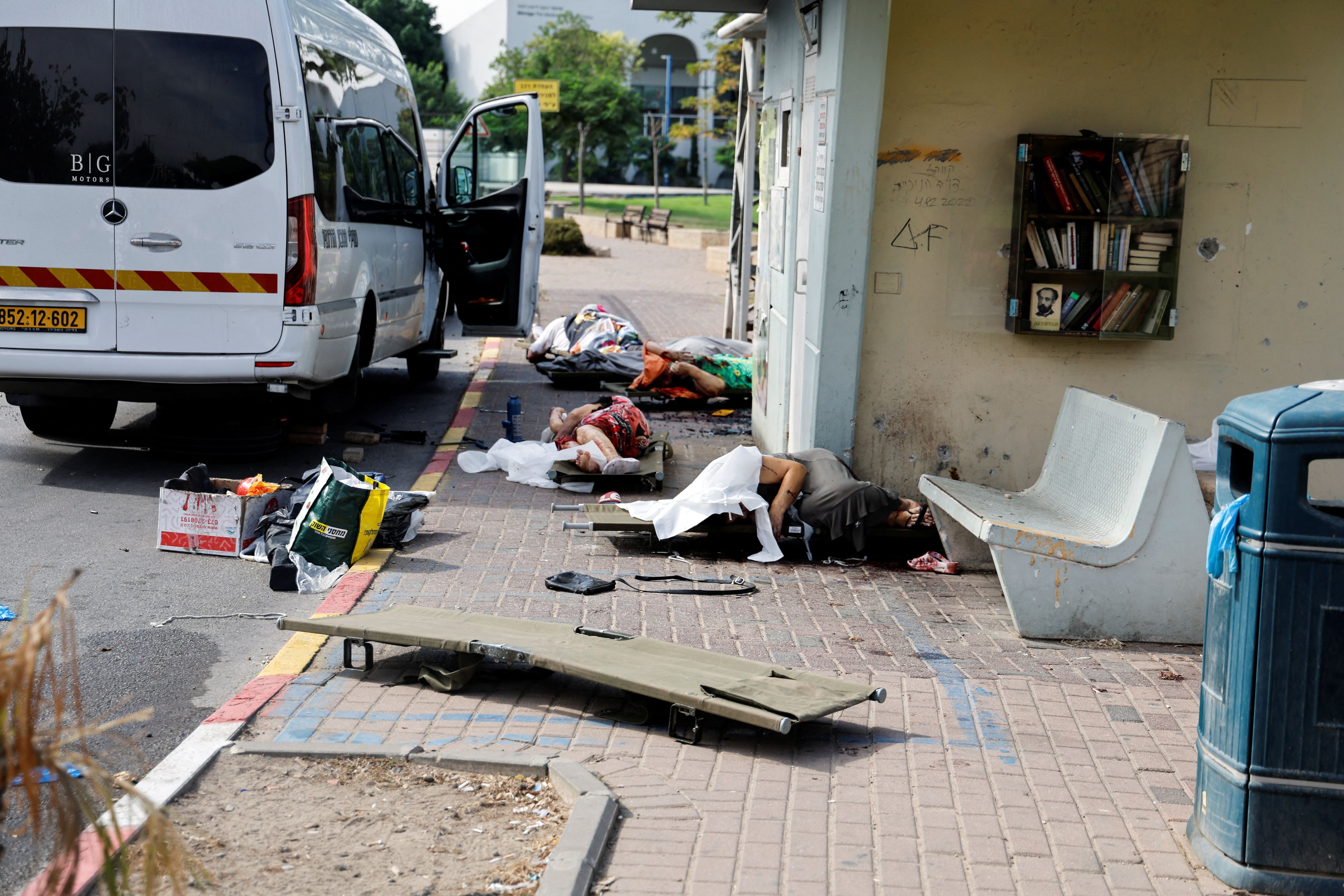 Los cuerpos de personas, algunos de ellos ancianos, yacen en una calle después de ser asesinados durante una infiltración masiva por parte de hombres armados de Hamas desde la Franja de Gaza, en Sderot, sur de Israel, el 7 de octubre de 2023 (REUTERS/Ammar Awad)