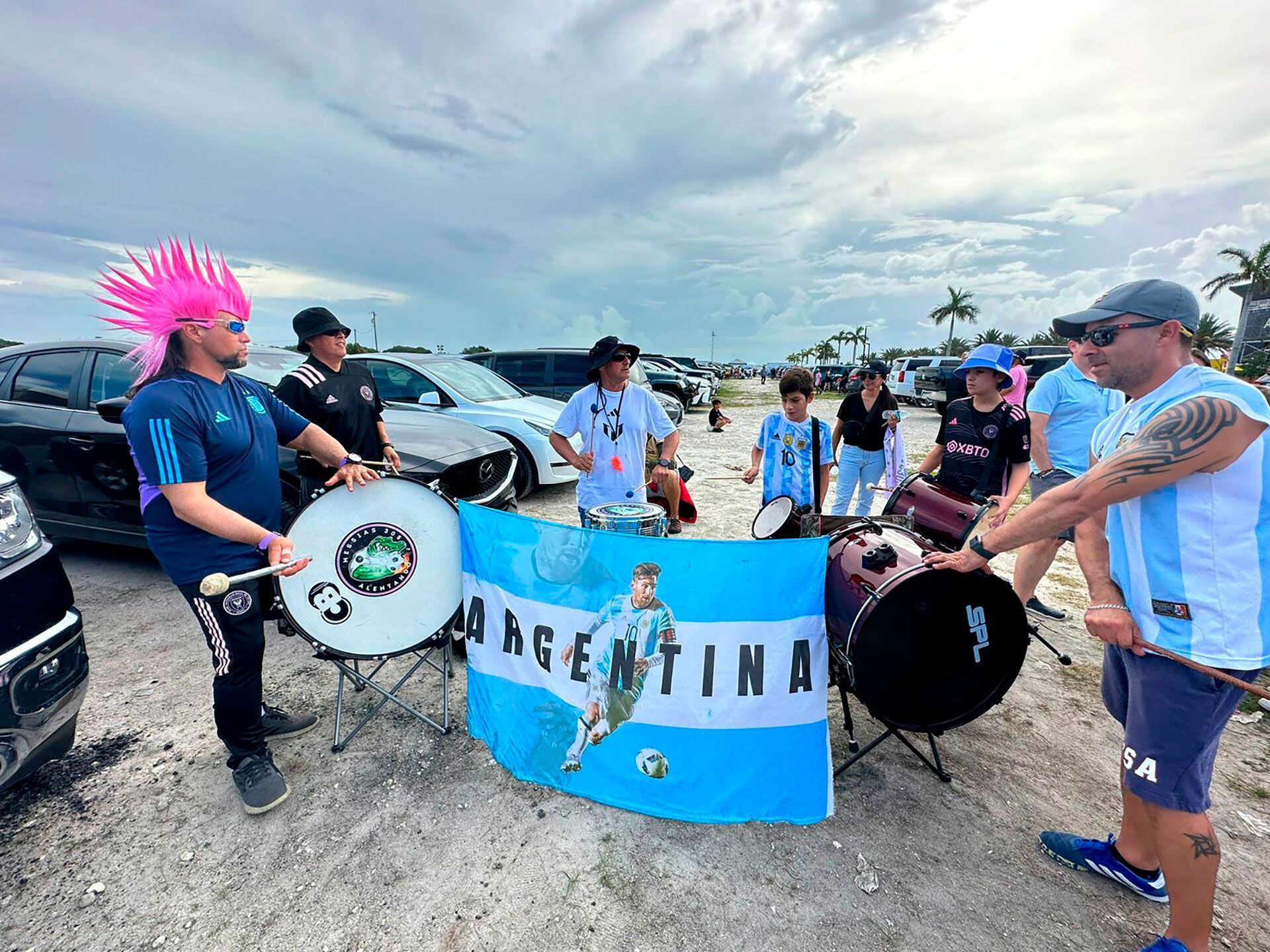 La hinchada de Messias 305 Miami le puso color a la previa