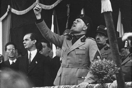 Mussolini fue respaldado por el poder militar, y por una sociedad exaltada por el patriotismo infantil que desbordaba sus discursos, un histrionismo sobreactuado, vecino al ridículo que, como suele suceder, era festejado y admirado por las multitudes que se reunían para escucharlo bajo el pequeño balcón de la Piazza Venezia, en el centro de Roma (Bundesarchiv via Wikipedia)