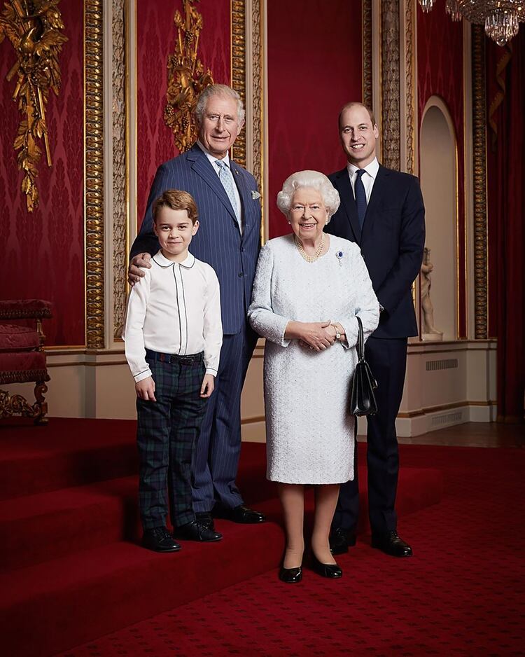 La foto familiar de la reina Isabel con los tres herederos al trono (@kensingtonroyal)