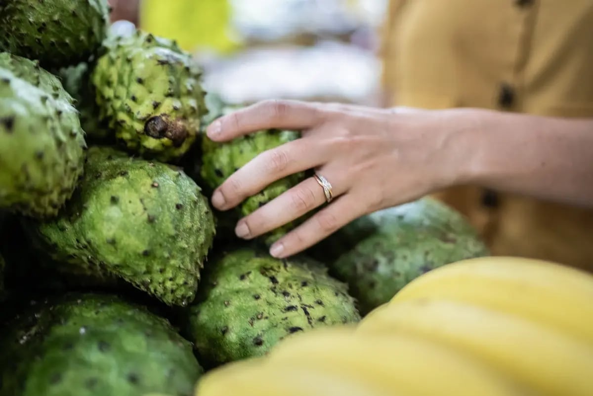 Una guanábana entera contiene el 215% de la cantidad diaria recomendada de vitamina C (Green Matters)