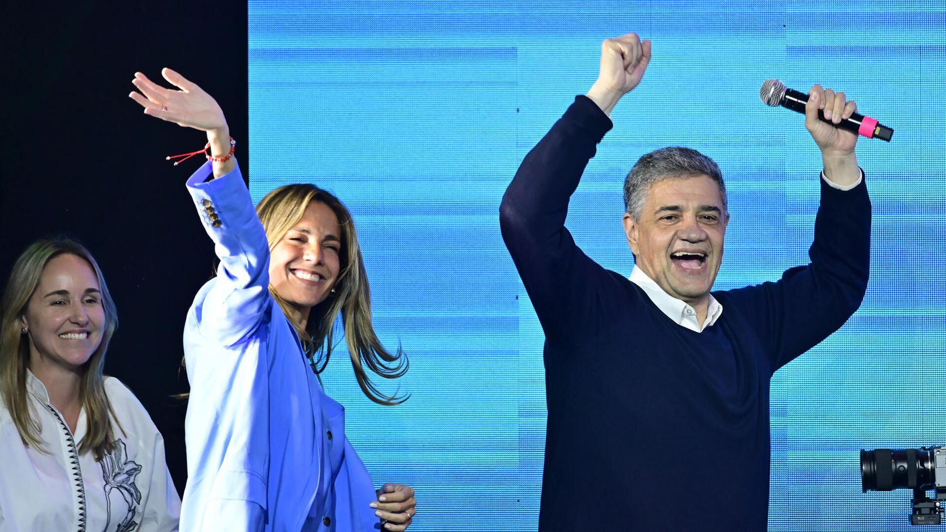 El candidato oficialista Jorge Macri, su esposa María Belén Ludueña y su compañera de fórmula, Clara Muzzio, tras los resultados de las elecciones en CABA. (EFE/ Matias Martin Campaya)
