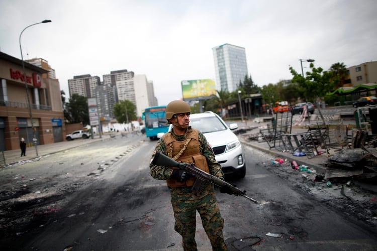 Unos 9.000 militares custodian Chile de los saqueos y actos de vandalismo (AFP)