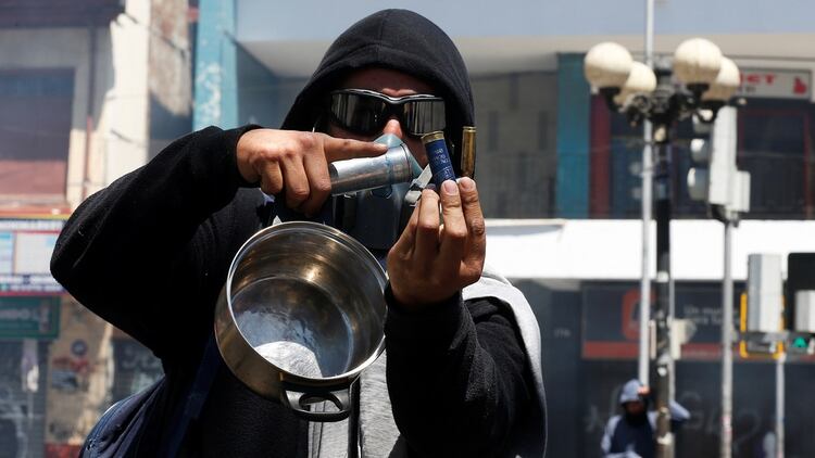 Un manifestante muestra los proyectiles disparados por las fuerzas en Santiago (Reuters)