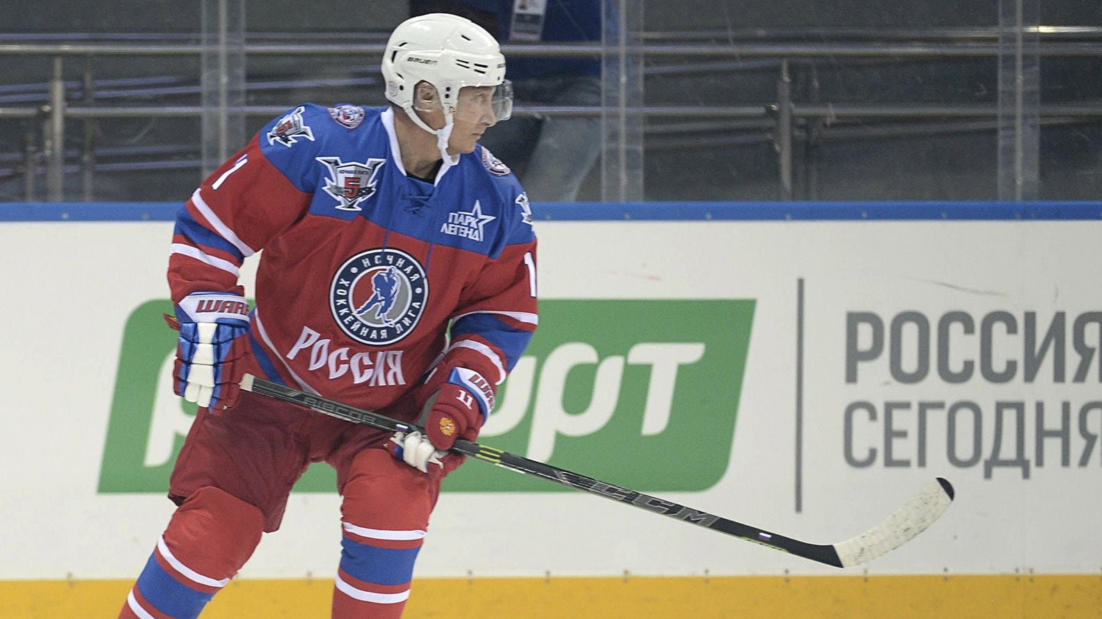 Vladimir Putin jugando hockey sobre hielo, su deporte favorito (Reuters)