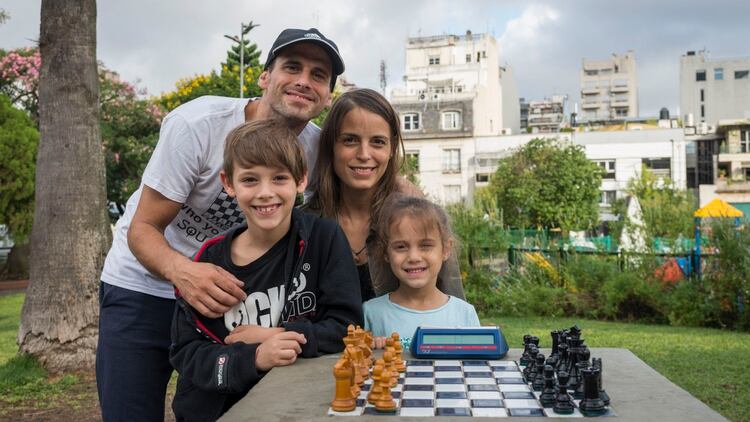 Ram, el papá que le enseñó los primeros pasos en el ajedrez, junto con Carolina, la mamá que suele viajar con Ilan a los torneos, y Dana, la fan número uno de su hermano. (Foto de Julieta Ferrario)