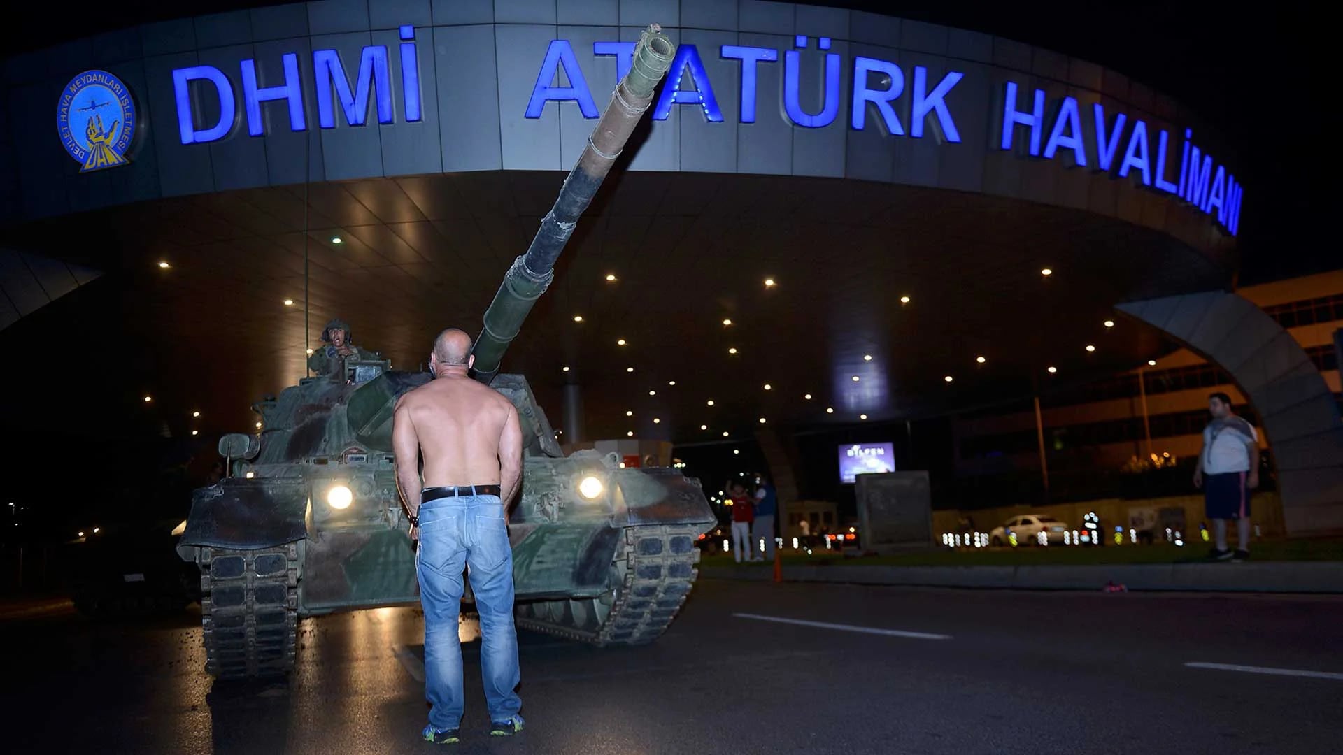 Escena del viernes pasado en el Aeropuerto Internacional Ataturk, en Estamnbul (Reuters)