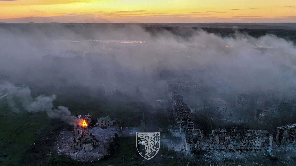 Una vista aérea muestra las destrucciones en la ciudad de primera línea de Bakhmut (Fuerzas Armadas de Ucrania/REUTER)