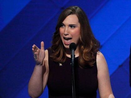 La activista por los derechos LGBTQ+ Sarah McBride habla en la Convención Nacional Demócrata, en Filadelfia, Pensilvania, Estados Unidos. 28 de julio de 2016. (REUTERS/Mike Segar)