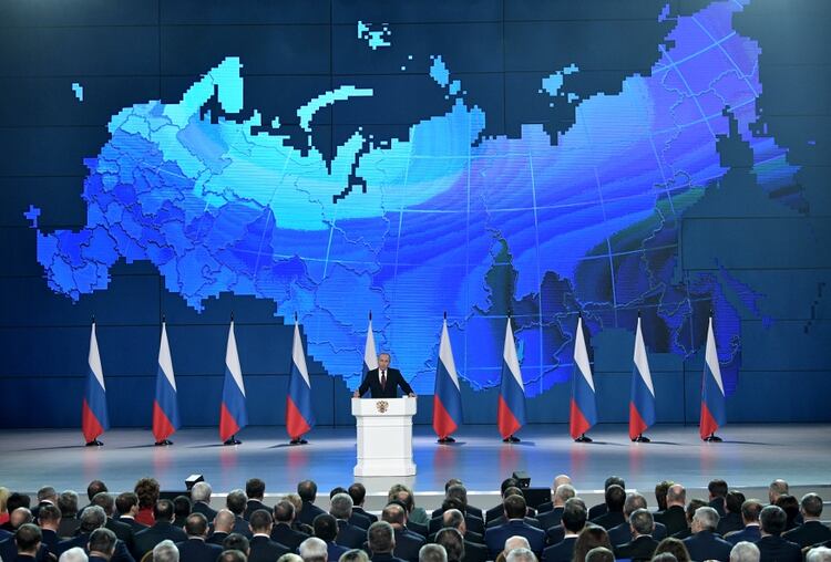 A diferencia de otros años, en los que Putin pronuncia el discurso ante ambas cámaras del Parlamento en el Kremlin, ésta vez lo hizo en el complejo Gostinni Dvor, situado cerca de la Plaza Roja (Reuters)