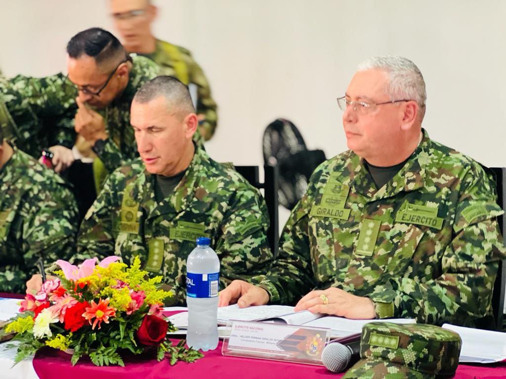 El comandante de las Fuerzas Militares y el comandante del Ejército Nacional lideraron el consejo de seguridad en Arauca. Twitter.