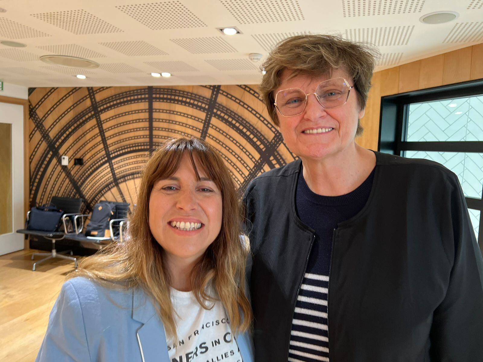 Infobae en 2022 en París, junto a la doctora en Química Katalin Karikó. Aún no recibió el premio Nobel pero sí recibió uno muy importante , junto a un pequeño grupo: el premio L´Oreal Unesco Por las mujeres en la Ciencia, en la mayor categoría, Laureates
