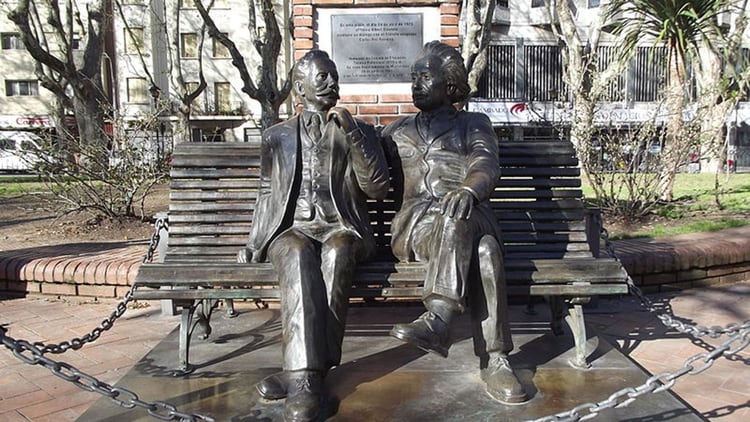En esa misma plaza uruguaya,. hay hoy un monumento recordando el encuentro entre Einstein y Vaz Ferreira, el 24 de abril de 1925.