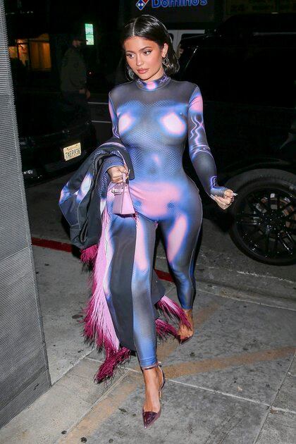 El particular look de Kylie Jenner. Lució un catsuit estampado para ir a comer a un exclusivo restaurante de West Hollywood, California
