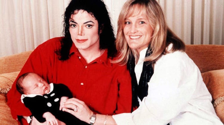 Michael Jackson y Debbie Rowe con Prince de bebé