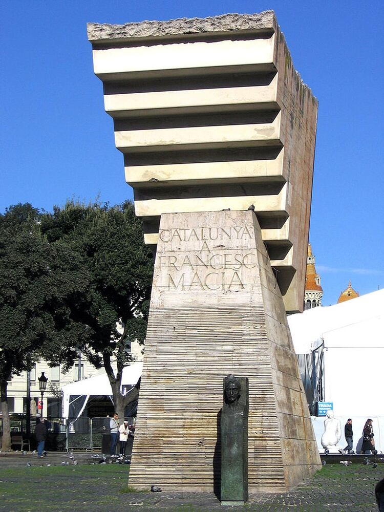 Monumento a Francesc MaciÃ , en la Plaza CataluÃ±a de Barcelona. DetrÃ¡s estÃ¡ tallada la frase en cuestiÃ³n