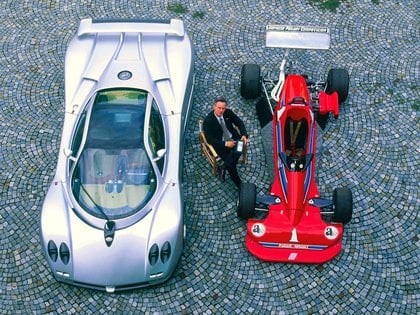Pagani entre el Zonda (izquierda de la imagen) y el Fórmula 2 Nacional (derecha) de fines de los años setenta (Pagani Automobili).