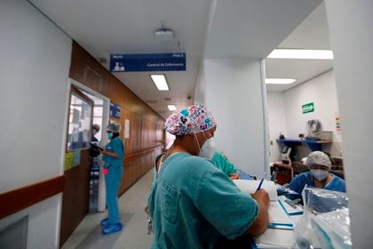 Personal médico trabaja en el hospital Juárez el 11 de noviembre de 2020, en Ciudad de México (México). EFE/ Sáshenka Gutiérrez/Archivo

