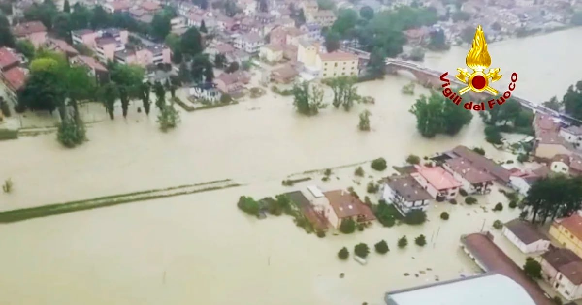 Le alluvioni in Italia hanno causato almeno otto morti e migliaia di profughi: 14 fiumi sono straripati