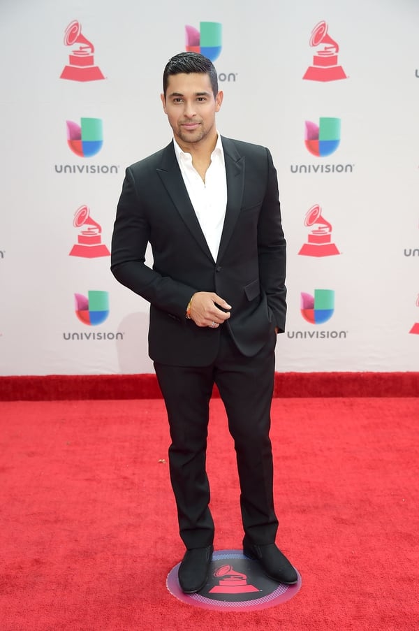 Wilmer Valderrama no se quiso perder la gala y eligió un clásico smoking negro, zapatos de gamuza a tono y camisa blanca más desestructurada, sin corbatín o moño.