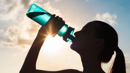 La hidratación es fundamental para el momento del entrenamiento (Shutterstock)