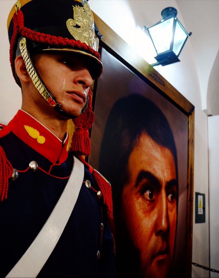 Darío Benítez presta servicio en la Casa Rosada y es el único granadero de su pueblo en Misiones (@Granaderosarg)